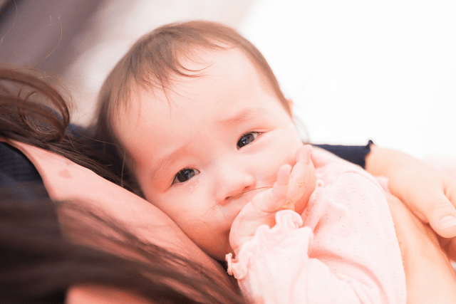 赤ちゃんがえずくのはわざと 吐く理由と指を突っ込んで吐く時
